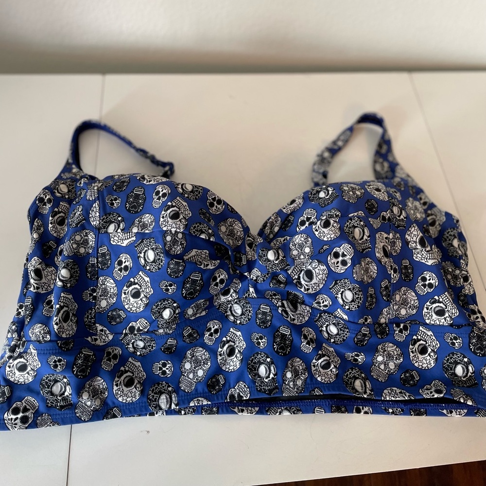 Torrid long line bikini top. Underwire padded skull print 💀